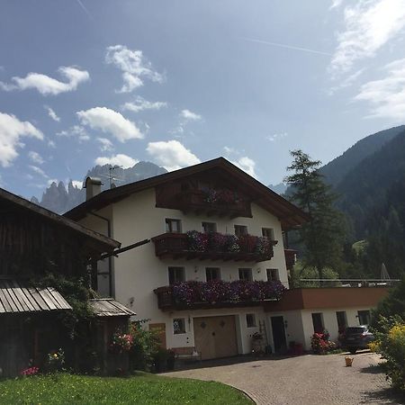 Apartments Dilln Guetl Тирес Екстериор снимка