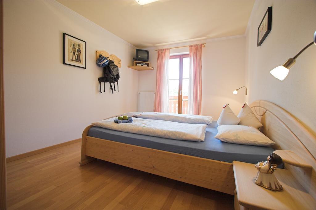 Apartments Dilln Guetl Тирес Стая снимка