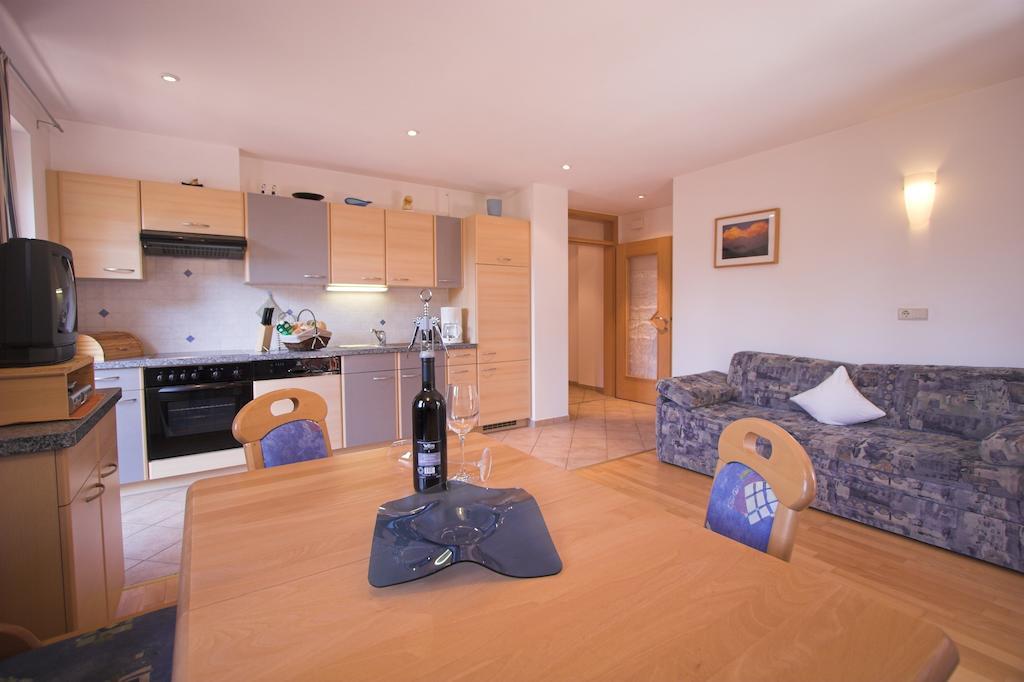 Apartments Dilln Guetl Тирес Стая снимка
