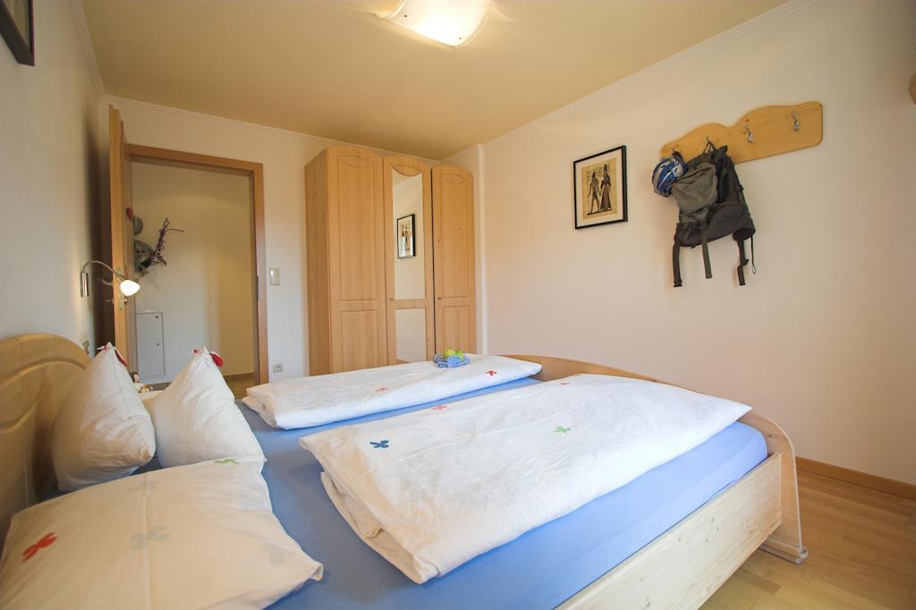 Apartments Dilln Guetl Тирес Стая снимка