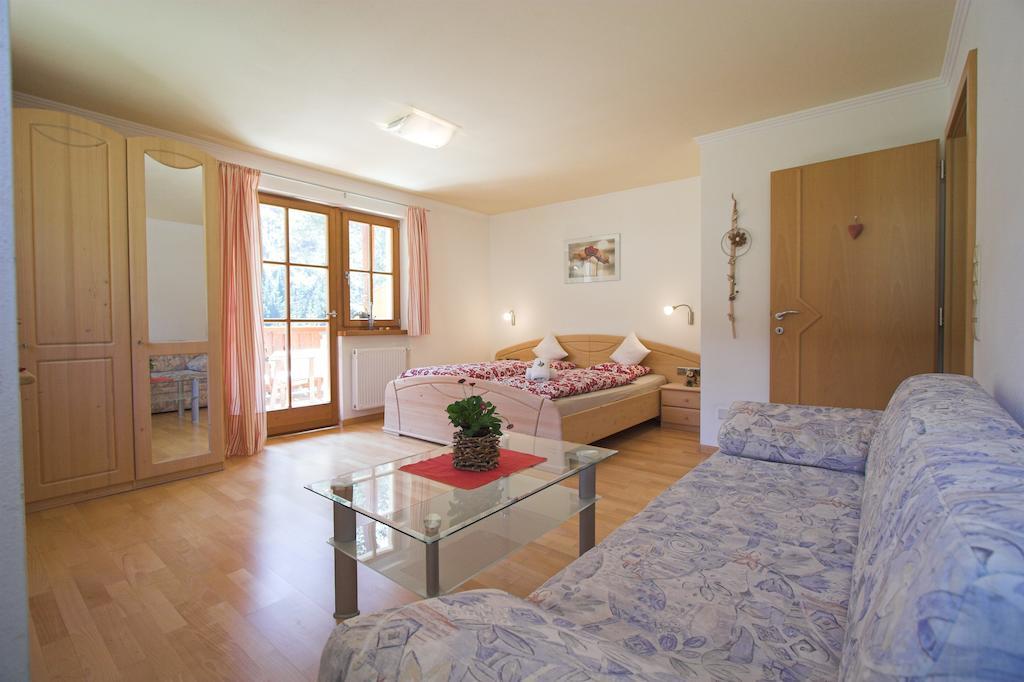Apartments Dilln Guetl Тирес Стая снимка