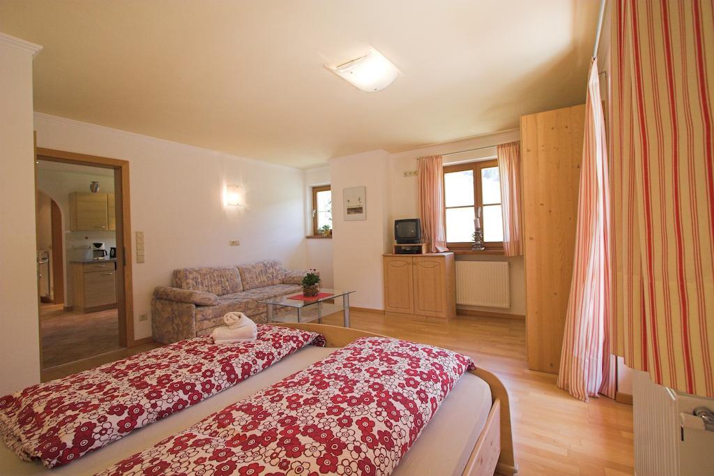 Apartments Dilln Guetl Тирес Стая снимка