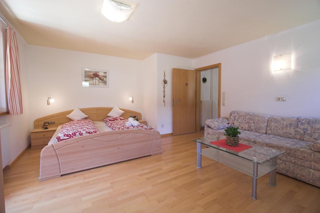 Apartments Dilln Guetl Тирес Стая снимка
