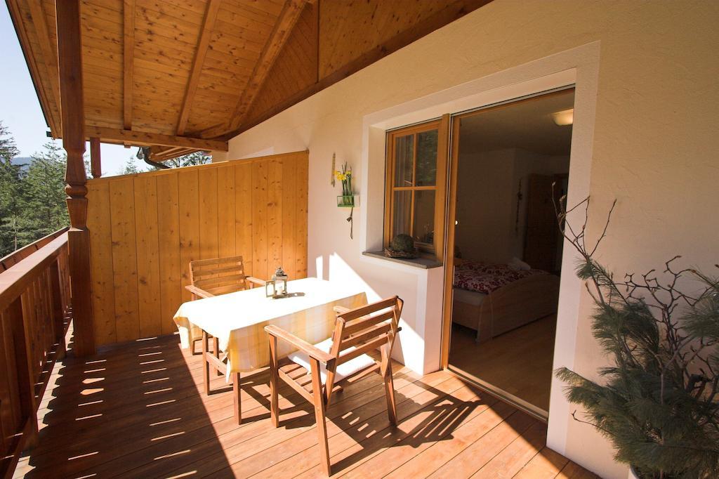 Apartments Dilln Guetl Тирес Стая снимка