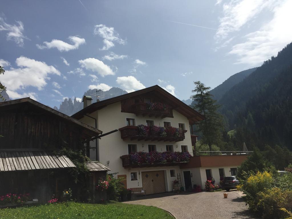 Apartments Dilln Guetl Тирес Екстериор снимка